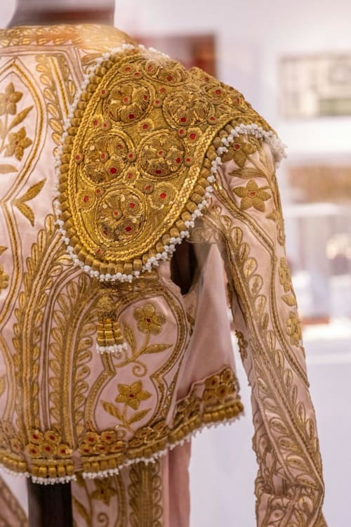Jaqueta dourada ornamentada com bordados e pérolas no boutique hotel Galagana Charm House em Golegã, Portugal