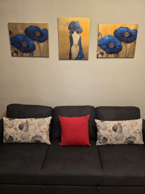 Soggiorno moderno nell'appartamento Manzoni 1 di THE V Collection con divano nero, opera floreale blu decorativa e motivi geometrici