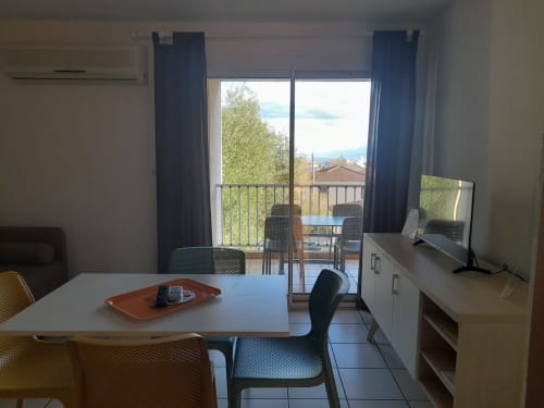 Appartement moderne à la Résidence Saint Michel à L'Île-Rousse avec balcon, vue mer, salle à manger et télévision