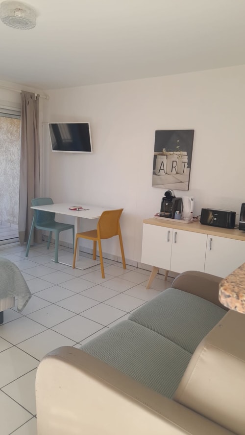 Séjour de l'appartement à la Résidence Saint Michel avec bureau, table à manger et mobilier moderne à L'île Rousse