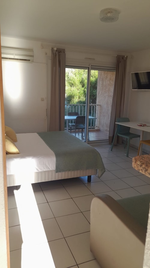 Studio lumineux à la Résidence Saint Michel en L'île Rousse avec lit, accès balcon et équipements modernes