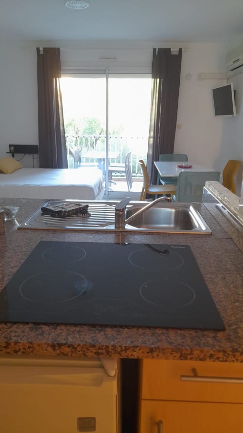 Petit studio moderne à la Résidence Saint Michel à L'île Rousse avec kitchenette, lit et balcon vue mer