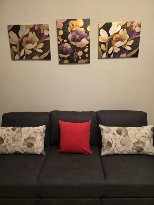 Divano nero con cuscini decorativi sotto tre pannelli con opere floreali nell'appartamento Manzoni 1, THE V Collection, Turate