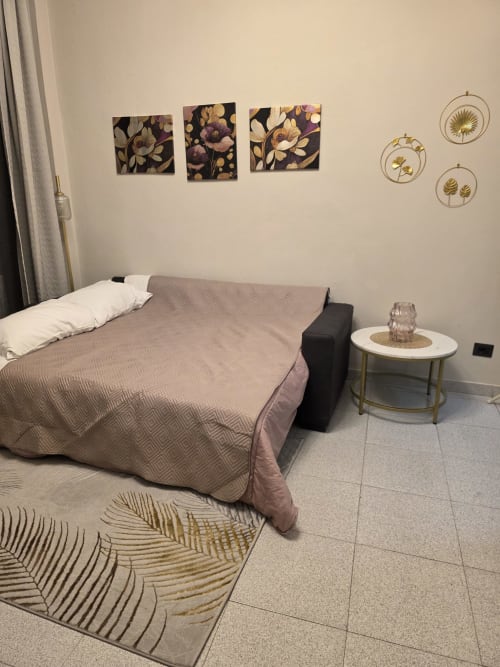 Camera da letto moderna della collezione THE V Manzoni a Turate con divano letto, quadri con vista giardino e design contemporaneo