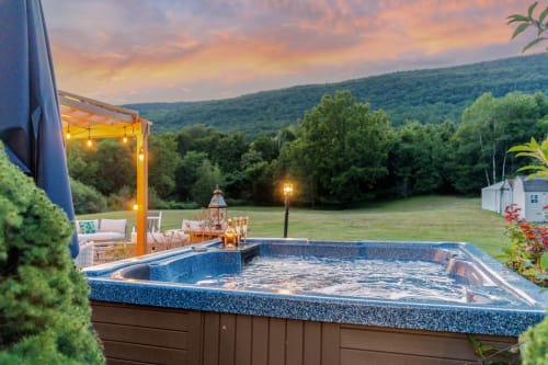 Outdoor jacuzzi with forest views – Malkita Terra