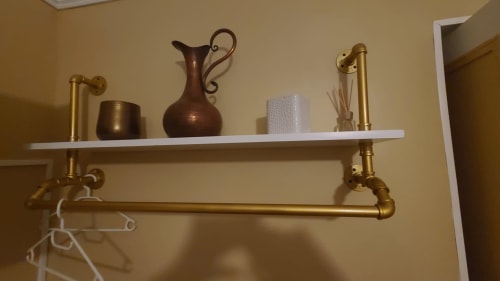 Étagère blanche avec ferrures en laiton présentant des vases décoratifs en cuivre dans la Chambre Béziers du Le N°9 B&B, Argeliers
