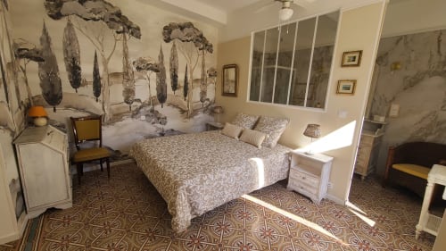 Chambre Béziers du gîte Le N°9 à Argeliers : vue sur jardin, lit queen-size, fresques de cyprès d'Italie, salle de bain privée