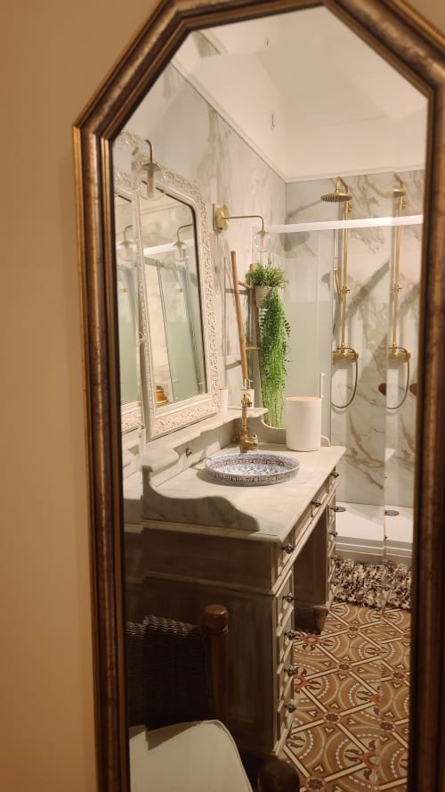 Salle de bains moderne du N°9 B&B à Argeliers avec vasque en marbre, robinetterie dorée et douche à l'italienne