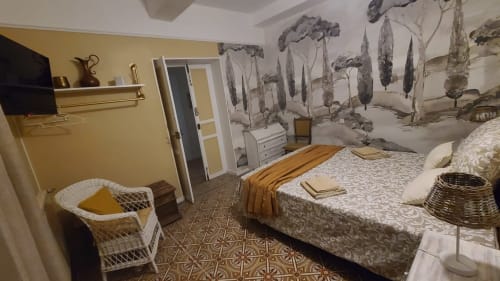Chambre Béziers à la Maison d'Hôtes Le N°9 à Argeliers avec papier peint motifs jardin, linge de lit patterné et décoration classique