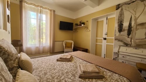 Chambre "Béziers" au Le N°9 B&B à Argeliers : murs ton beige apaisant, lit queen confortable, TV grand écran, bureau vue jardin et équipements modernes