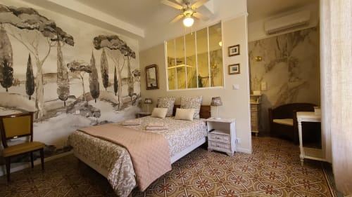 Chambre Béziers au N°9 d'Argeliers avec fresque murale, lit queen-size et équipements modernes