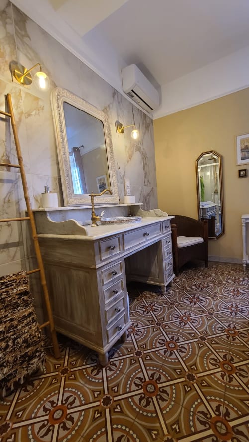 Élégante vanité de salle de bain de la Chambre Béziers au N°9 B&B, Argeliers, avec accents en marbre et finitions en laiton