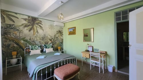 Chambre Carcassonne au N°9 B&B d'Argeliers avec papier peint tropical, murs verts, lit et vue sur le jardin