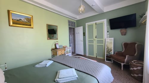 Chambre Carcassonne au N°9 B&B à Argeliers avec lit, TV, coin salon et vue sur le jardin