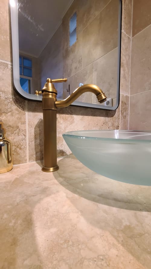 Robinet en laiton et lavabo en verre dépoli de la salle de bain de la chambre Carcassonne au gîte Le N°9, Argeliers France