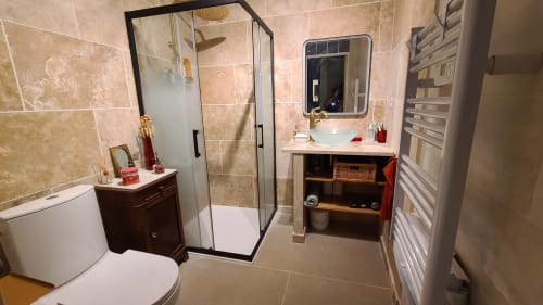 Salle de bain moderne de la Chambre Carcassonne au N°9 B&B d'Argeliers, avec douche à l'italienne, toilettes et vasque.