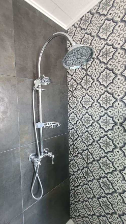 Salle de douche moderne avec pomme de douche pluie et mitigeur chromé dans la Chambre Narbonne de la guesthouse Le N°9, Argeliers