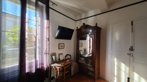 Chambre Narbonne à Le N°9 BnB à Argeliers avec bureau en bois, miroir, TV et vue sur la ville
