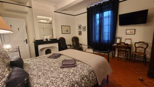 Spacieuse chambre Narbonne au Le N°9 B&B à Argeliers avec lit double, coin salon, cheminée et équipements modernes