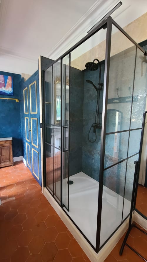 Douche moderne aux parois vitrées et cadre noir dans la Chambre Gruissan au N°9 B&B, Argeliers