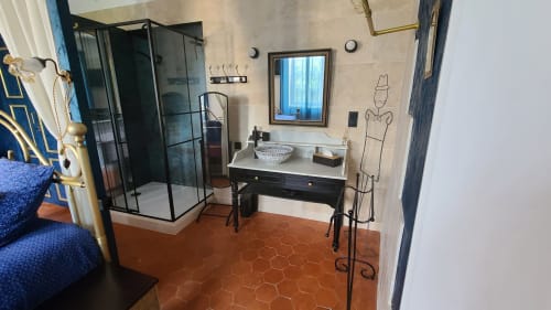 Salle de bains avec douche à cadre noir, meuble vasque sombre, carrelage terre cuite au N°9 à Argeliers