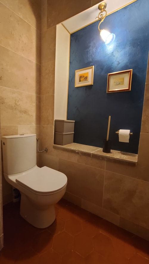 Salle de bains moderne à Le N°9 Chambre Gruissan avec toilettes, mur d'accent noir, miroir et cadre décoratif