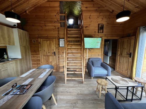 Intérieur du gîte avec jacuzzi privatif, cuisine équipée et salon 