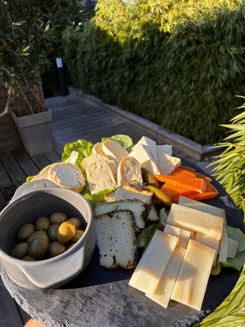 Planche de fromages, sur la terrasse avec vue sur le jardin aux Gîtes d’Armor