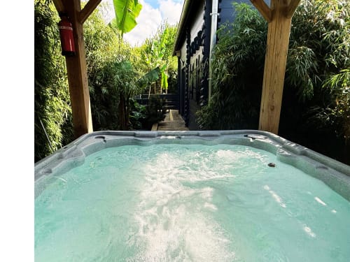 Jacuzzi privatif sur la terrasse du Gîte, aux Gîtes d’Armor, Tréguidel