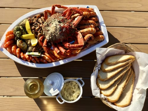 Plateau de fruits de mer avec crevettes roses, crevettes grises, tourteau, bulot et langoustines, servi avec pain, beurre et mayonnaise maison aux Gîtes d’Armor à Tréguidel