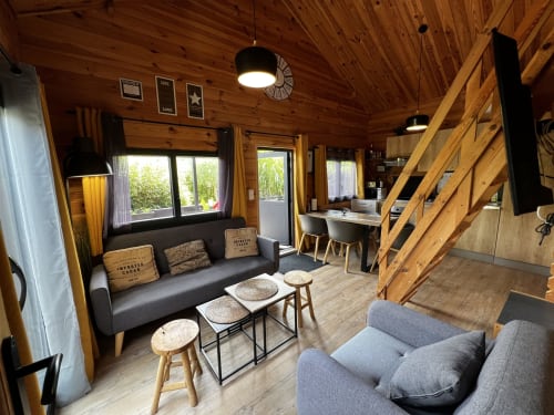 Salon cosy du gîte avec jacuzzi aux Gîtes d’Armor à Tréguidel