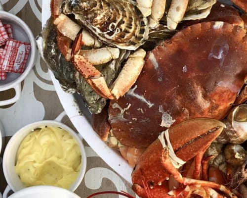 Plateau de fruits de mer avec crabe, huîtres mayonnaise maison, beurre salée, servi au Gîte d'Armor