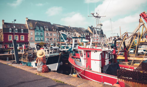 Port de Paimpol avec bateaux de pêche et maisons colorées typiques bordant les quais