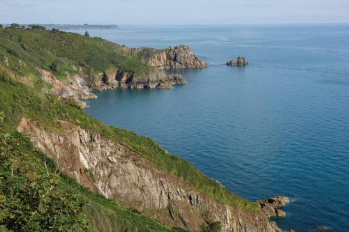 Vue plongeante sur la manche, depuis le sentier du GR34, côte du Goëlo