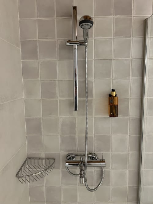 Moderno sistema de ducha con alcachofa de lluvia en Casa Tapiolas, Molló, Girona