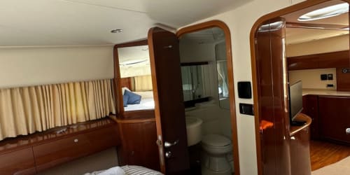 Lujosa cabina de yate en Las Golondrinas con acabados de madera, baño privado y cómodos aposentos