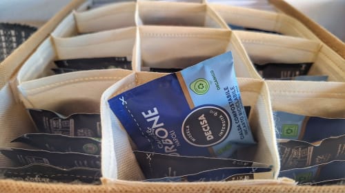 Cassetto ordinato con pacchetti di caffè blu presso il B&B Villa Matari, Fontane Bianche