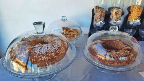 Pasticcini e prodotti da forno sotto campane di vetro nella colazione di B&B Villa Matari a Fontane Bianche