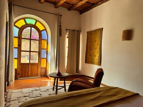 Luz suave y decoración de artesanía marroquí en una habitación de un riad tradicional en Essaouira