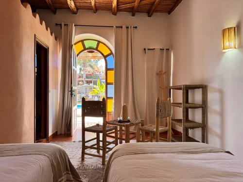 Habitación infantil comunicada con una suite principal de estilo étnico en el Riad Eucalyptus en Essaouira