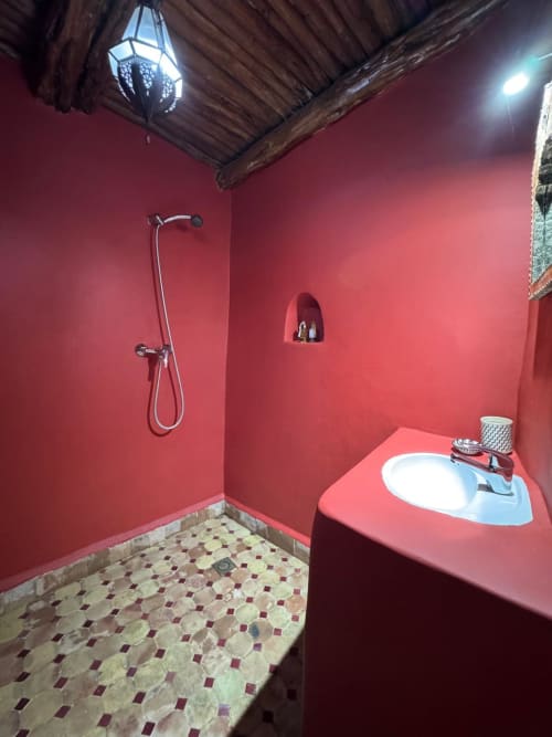Bathroom in tadelakt with niche, zellige tilework and eucalyptus wood ceiling