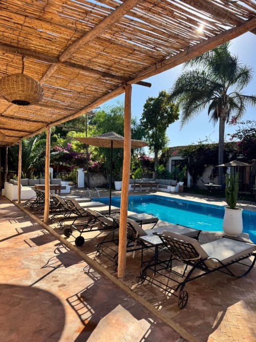 Tumbona bajo una pérgola junto a la piscina del Riad Eucalyptus en Essaouira