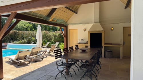 Terrasse couverte avec table à manger surplombant la piscine du gîte Locmaria, Belle Île en Mer