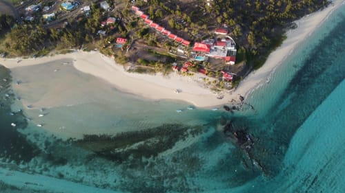 Vue aérienne du Baz-Art Eco Guest House en bord de mer à Rodrigues avec eaux turquoise et plage de sable blanc
