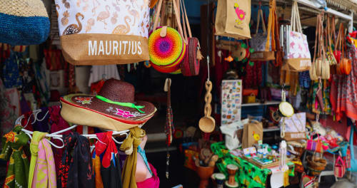 Artisanats colorés et souvenirs faits à la main exposés au stand du marché de la Baz-Art Eco Guest House à Rodrigues, Île Maurice
