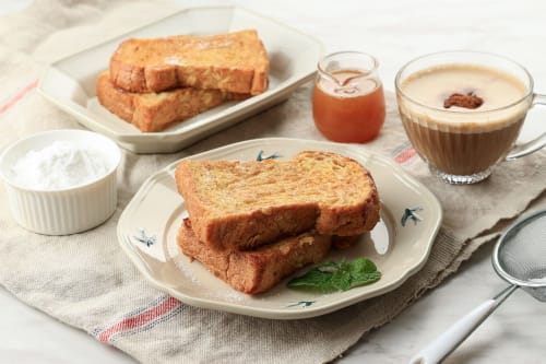 Plateau de petit-déjeuner avec pain perdu, café et crème fouettée à la Baz-Art Eco Guest House de Rodrigues