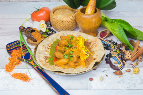 Assiette colorée africaine garnie de légumes épicés et protéines sur tortilla à la Baz-Art Eco Guest House, Rodrigues
