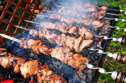 Brochettes de viande grillées sur les flammes à la Baz-Art Eco Guest House à Rodrigues, Maurice