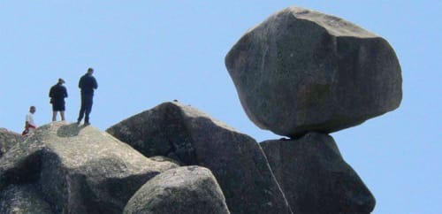 Les visiteurs explorent les rochers de granit en équilibre à Vista D'oro, Monacia d'Aullène, attraction touristique de Corse
