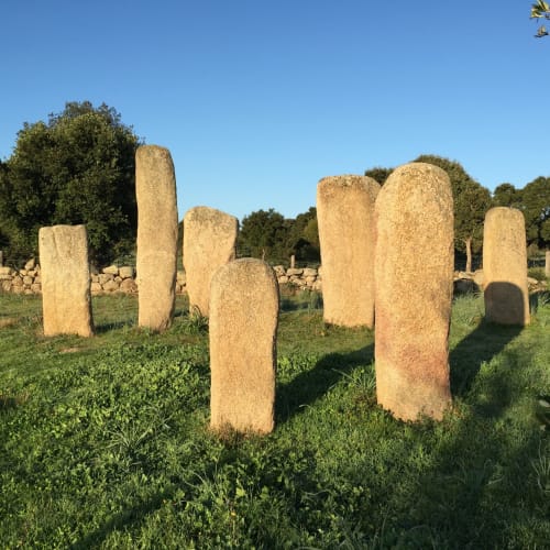 Anciennes pierres menhirs à Vista D'oro près de Monacia d'Aullène, Corse, sous un ciel bleu clair et prairie verdoyante